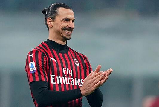 范德芬：教练赛季初希望我能进五个球；我和罗梅罗是兄弟